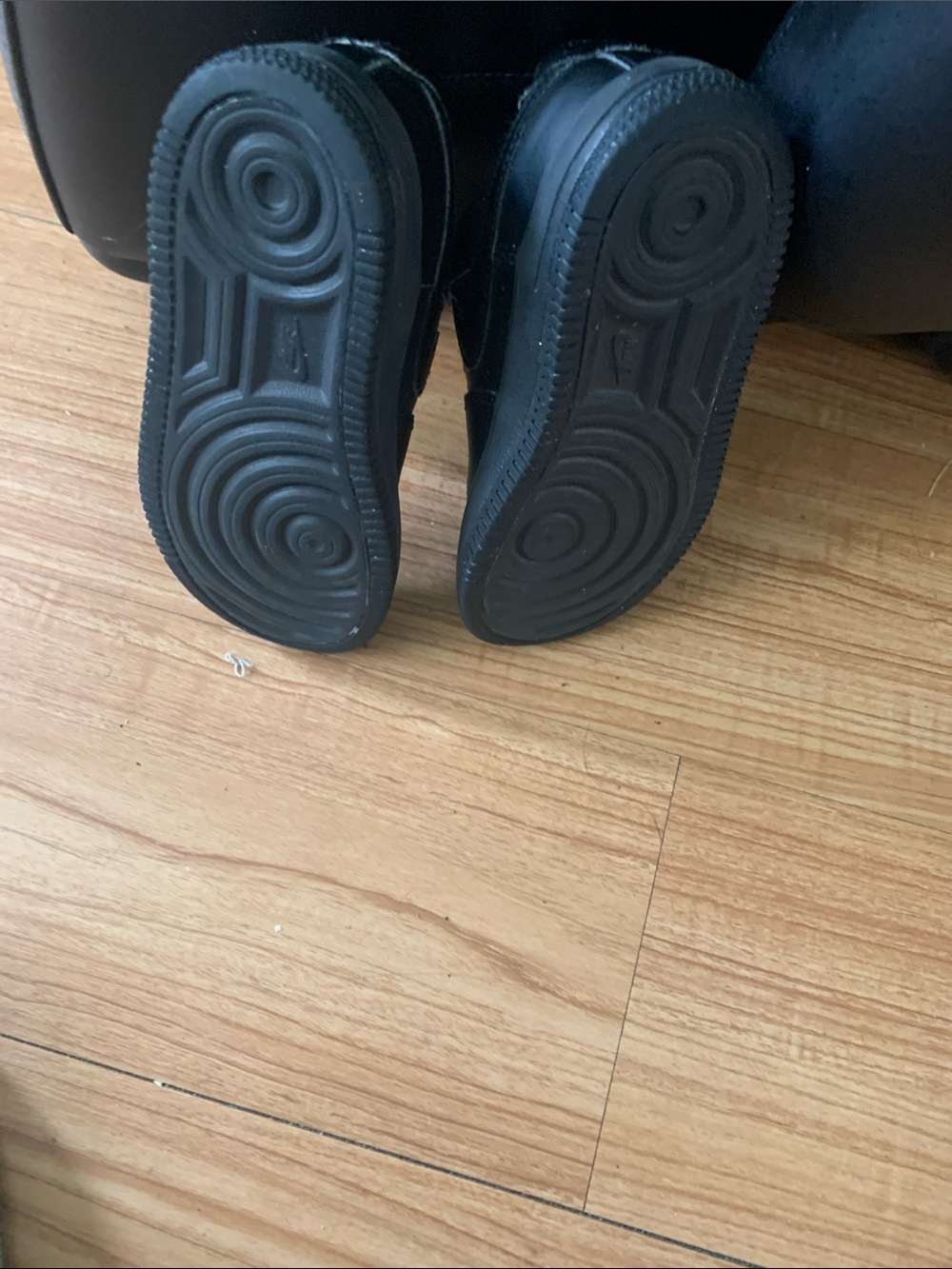 Nike kids Black Low-Top Leather Sneakers with Silver Lace Tag - Picture 5 of 5